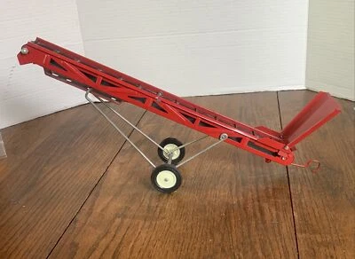 Tru Scale Eska Carter Red Elevator - Image 1 of 4