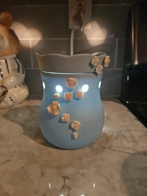 Calentador de aliento para bebé Scentsy tamaño completo azul retirado con flores blancas Foto 1 de 4