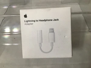 Apple A1749 lightning to 3.5mm headphone jack adapter MMX62AM/A, NEW - Photo 1 sur 3