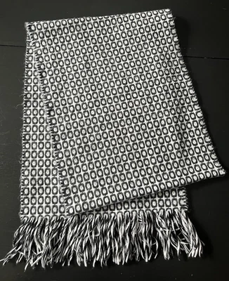 Кашемировый шарф черный и белый сделано в Шотландии кисточки бахрома - Изображение 1 из 3