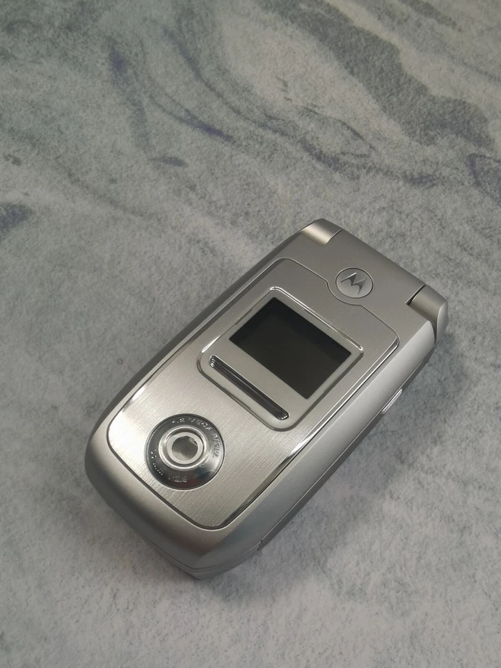 99%N ew Motorola A668(Unlocked) 2G  Foldable Flip Phone-Silver-Only 90g Weight - Image 1 of 4