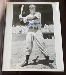 Joe DiMaggio Yankees Signed 8x10 Photo Black & White Autograph Auto HOF AUTH - Picture 1 of 3
