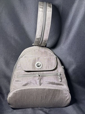 BAGGALLINI Nápoles Convertible Nylon Acolchado Mujer Pequeña Mochila -Brillo Taupe Foto 1 de 4