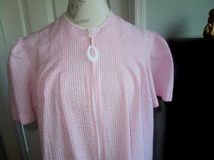 NEU WEICH BEQUEM ROSA SEERSUCKER MISS ELAINE ZU HAUSE DURCHGEHENDER REISSVERSCHLUSS BAUMWOLLE MORGENMANTEL MED - Bild 1 von 5