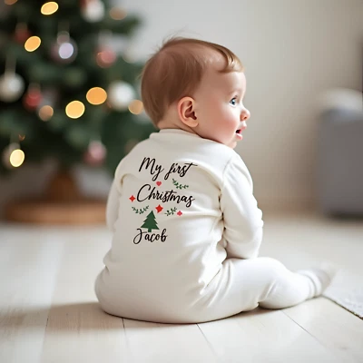 MILLY MOLLY MORLEY PERSONALISIERTER Weihnachtsschlafanzug, Strampler Weihnachtsbaum in weiß und grau