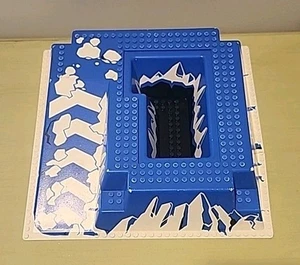 LEGO Baseplate, Raised 32 x 32 with Ramp and Pit with Ice Pattern - Picture 1 of 6