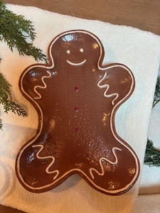 NUEVO Plato de galletas de gres Pottery Barn Mr. Spice Gingerbread Man caja de envío - Imagen 1 de 9