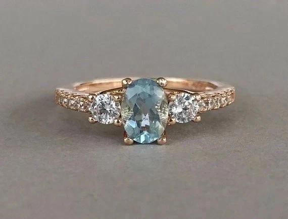 Anillo de compromiso para mujer de aguamarina de corte ovalado de 2 quilates enchapado en oro rosa de 14 quilates Foto 1 de 4