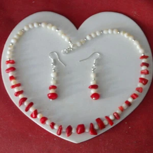 HERMOSO CONJUNTO CON CORAL ROJO Y MADREPERLA 15" PULGADAS DE LARGO EN CAJA DE REGALO - Imagen 1 de 12
