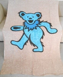 Nuevo Tapiz Grande Grateful Dead Enorme Oso Bailarín Azul Arte de Pared Decoración 52X80 Nuevo en Paquete - Imagen 1 de 3