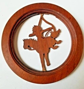 Grabados en madera Marlow Americus, KS ~ Niña india de colección con arco en caballo colgante de pared  - Imagen 1 de 10