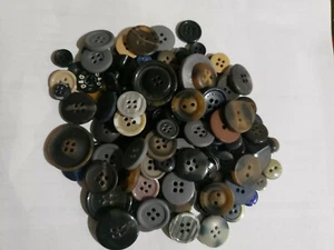 200 Stk. Knöpfe verschiedene dunkle Farben und Größen Bulk - Bild 1 von 2