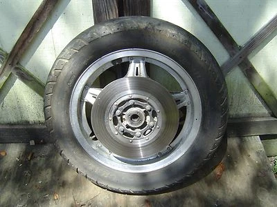 Conjunto de rueda trasera Honda GL1000 1979 Goldwing. Foto 1 de 4