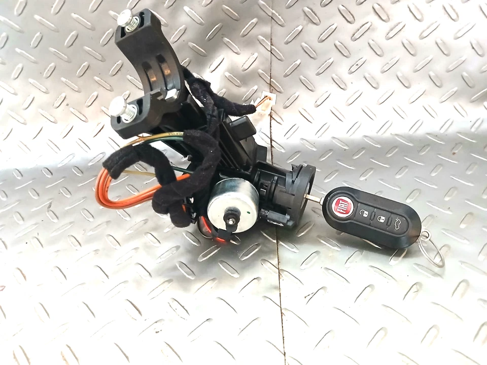 Interruptor de encendido genuino Fiat 500L 2014-2017 OEM con llave y enchufes Foto 1 de 4