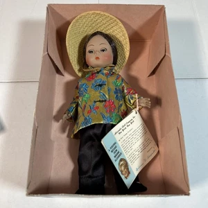 Muñeca Internacional Madame Alexander 8" De Colección, China, # 572 - Imagen 1 de 6