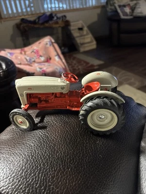 De colección ERTL 1953 Ford Tractor Réplica Modelo Jubileo Dorado Escala 1/16 Foto 1 de 4