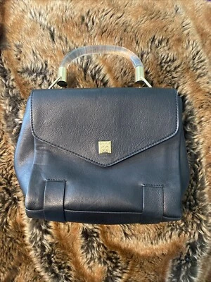 Antiga bolsa de mão de couro preta Gianni Bini com alça transparente e ferragens douradas 9 polegadas x 8 polegadas - Imagem 1 de 4