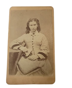 Kabinett Fotokarte Viktorianische Dame Mädchen Ringelhaar Prof. Swick M34 um 1800 - Bild 1 von 2