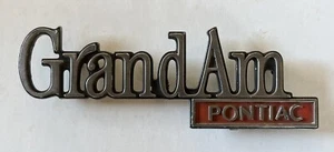 73 74 75 Pontiac Grand Am Trunklid emblema original OEM 9657700 - Imagen 1 de 3