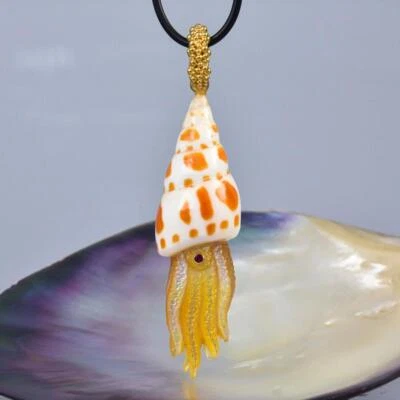 Octopus Pendant Seashell Mother-of-Pearl Carving & Gold Vermeil Sterling 20.13 g - Image 1 of 4