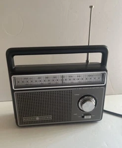 Vintage - GE 2 Way Power AC/Battery Radio - Model NO 7-2825C - Works - Picture 1 of 8