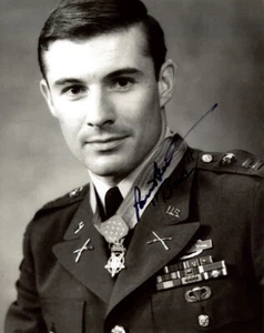 PAUL BUCHA SIGNED AUTOGRAPHED 8x10 PHOTO MEDAL OF HONOR VIETNAM RARE BECKETT BAS - Picture 1 of 2