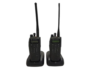 Lot of 2x Motorola XPR6550 UHF MotoTRBO Digital Portable radio w/ cradle No AC R - Zdjęcie 1 z 7