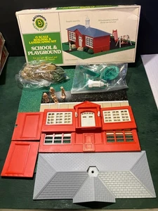 PLASTICVILLE O & S GAUGE SCHOOL HOUSE #1982 - Picture 1 of 6