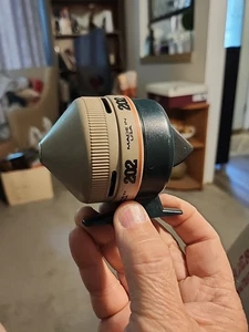 Vintage ZEBCO 202 Fishing Reel Made in USA. Green, Gold/Tan - Spins Well, EUC - Picture 1 of 6