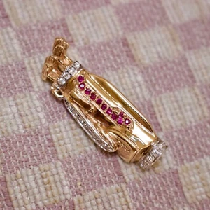 NEW 18K YELLOW GOLD GOLF BAG PIN OR PENDANT WITH RUBIES & DIAMONDS (VS/G) - Picture 1 of 6