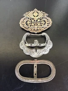 Joyería ornamentada de la década de 1890 H-1 3/8-1 1/8 pulgadas W-2 1/8-1 3/4 pulgadas encontrado en un campamento de trementina - Imagen 1 de 12
