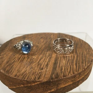 Set of 2 Silvertone Rings Adjustable Size 6 Blue Cabochon Glass - Picture 1 of 3