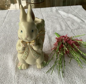 Osterhase Hase mit Karotte Rucksack Knospe Vase mit Blumen Lenox Porzellan - Bild 1 von 13