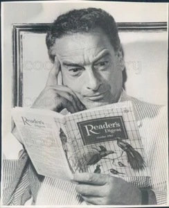 1961 Press Photo Victor Borge Reads 1960s Reader's Digest Magazine - Picture 1 of 2