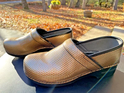 Zuecos sin cordones Dansko para mujer 42 11,5-12 de cuero de serpiente dorado apenas usados Foto 1 de 4