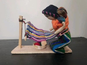 Decoración ecléctica - Muñeca guatemalteca hecha a mano - Madre tejedora con bebé - Imagen 1 de 7
