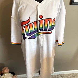 Minnesota Twins PRIDE NIGHT RAINBOW JERSEY She Her Hers 2XL LGBTQ Pride - Bild 1 von 5