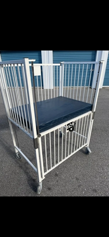 Cuna de hospital pediátrica dura NK ambos lados abierta Foto 1 de 3