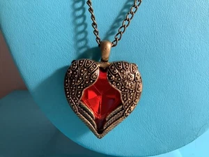 Valentinstag rotes Glas Herz Anhänger mit erhöhten Design Flügeln messingfarben Kette - Bild 1 von 9