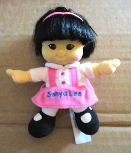 2004, Fisher-Price Little People Friends Sonya Lee 5" muñeca suave y bolso, usado en excelente estado - Imagen 1 de 9