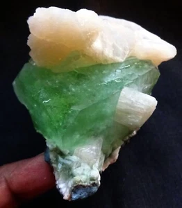 GREEN APOPHYLLITE CUBES W/ STILBITE BOWS ON MATRIX MINERALS SPECIMENS - Picture 1 of 5
