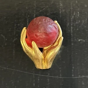 LBC PA2 ALTE VINTAGE BROSCHE HÄNDE HALTEN DIE ERDE MESSING ROT SEHR GUTER ZUSTAND - Bild 1 von 6