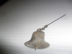 DR BELL'S PINE TEER HONIG ALUMINIUM GLOCKE WERBUNG ANSTECKNADEL RÜCKSEITE heilt Husten - Bild 1 von 3