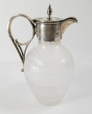 Jarra antigua de jarabe de vidrio prensado con forma de barril de madera de ley plateada Foto 1 de 4