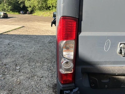 Conjunto de luz trasera izquierda usado se adapta a: camioneta Ram Promaster 3500 2020 grado A izquierda Foto 1 de 4