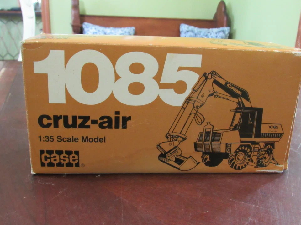 CONRAD #2962 1/35 CASE 1085 CRUZ-AIR - NIB - Image 1 of 4
