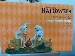Department 56 Halloween HTF Scary Skeleton Stories #4030763 NUOVO/scatola SPEDIZIONE GRATUITA - Foto 1 di 2
