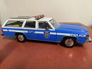 1:18 GREENLIGHT 1988 FORD LTD CROWN VICTORIA WAGON NYPD POLICE RARE LED Lights