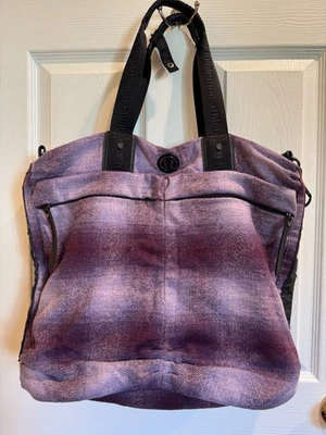 Bolso de Mano Lululemon Athletica Fast in Flight Bolso de Gimnasio Cartera Púrpura Ombre Lana a Cuadros Foto 1 de 3