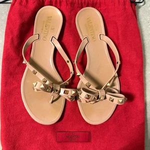Sandali Valentino Garavani Rockstud fiocco jelly thong nudi borchie flat designer - Foto 1 di 12